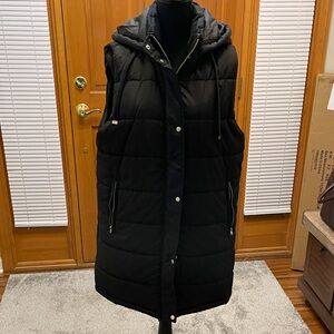 Black sleeveless hooded long puffer coat/ vest.